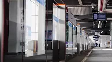 城市交通设施月台行驶地铁4K实拍视频的预览图